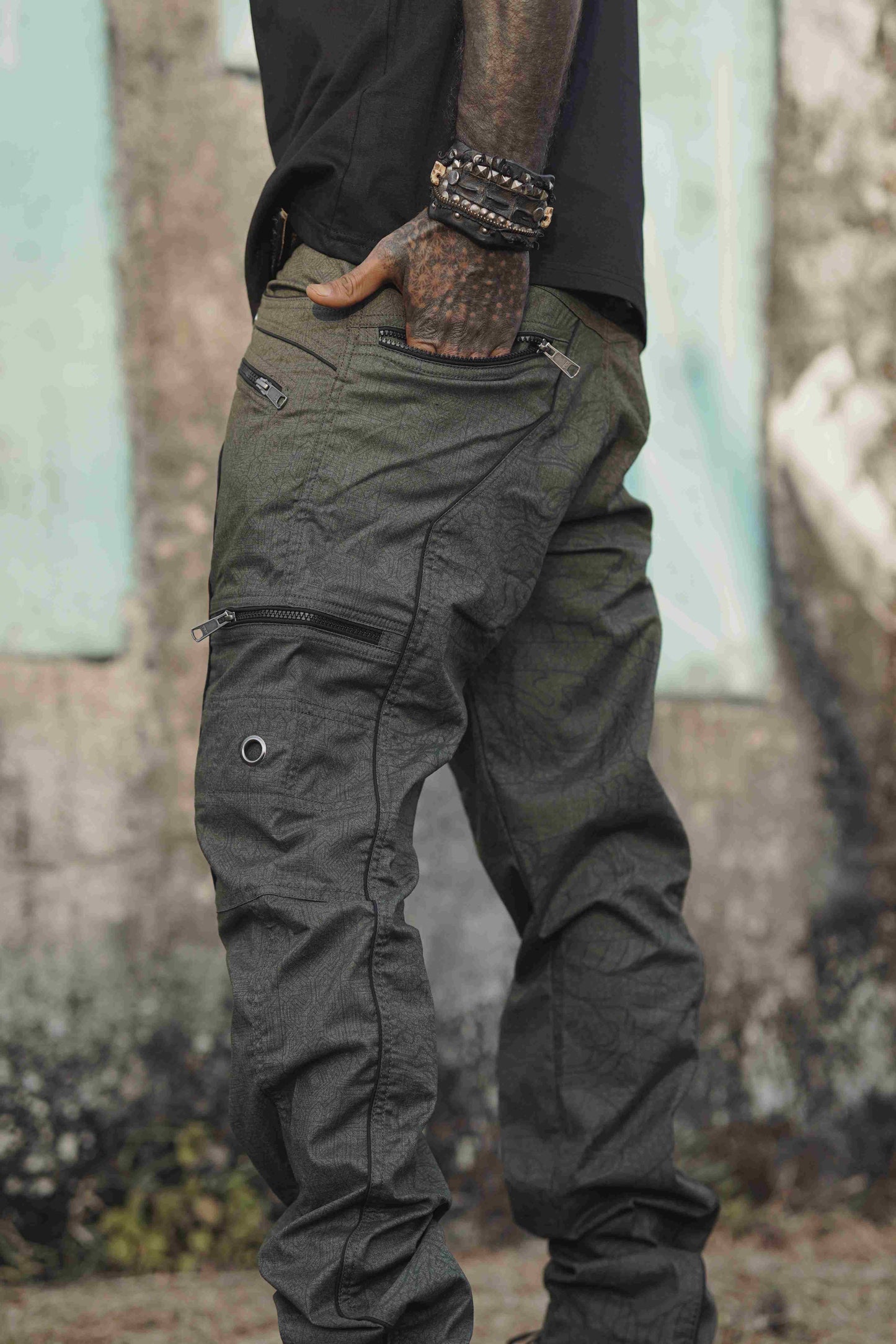 Dragon Codex – Olive Khaki NY Cargo-Hose für Herren | Hose mit abstraktem Muster