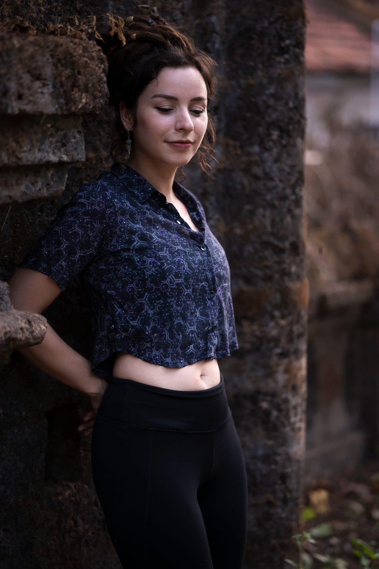 HEXAGON DWELL | Damen Crop-Shirt aus Bambusfaser | Festival Pixie bedrucktes Shirt