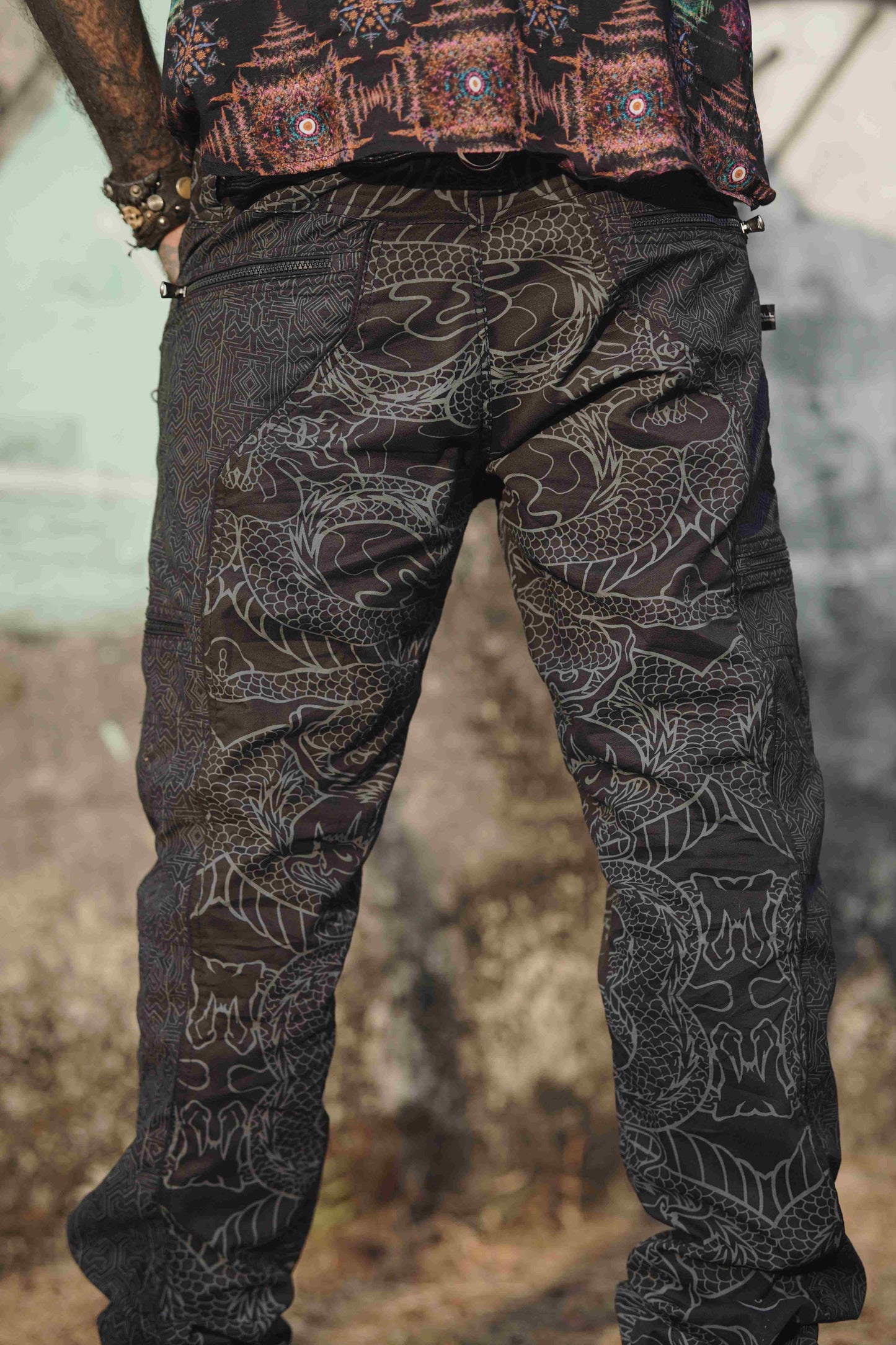 Schwarze Streetwear Cargohose für Herren – Dragon Codex Print