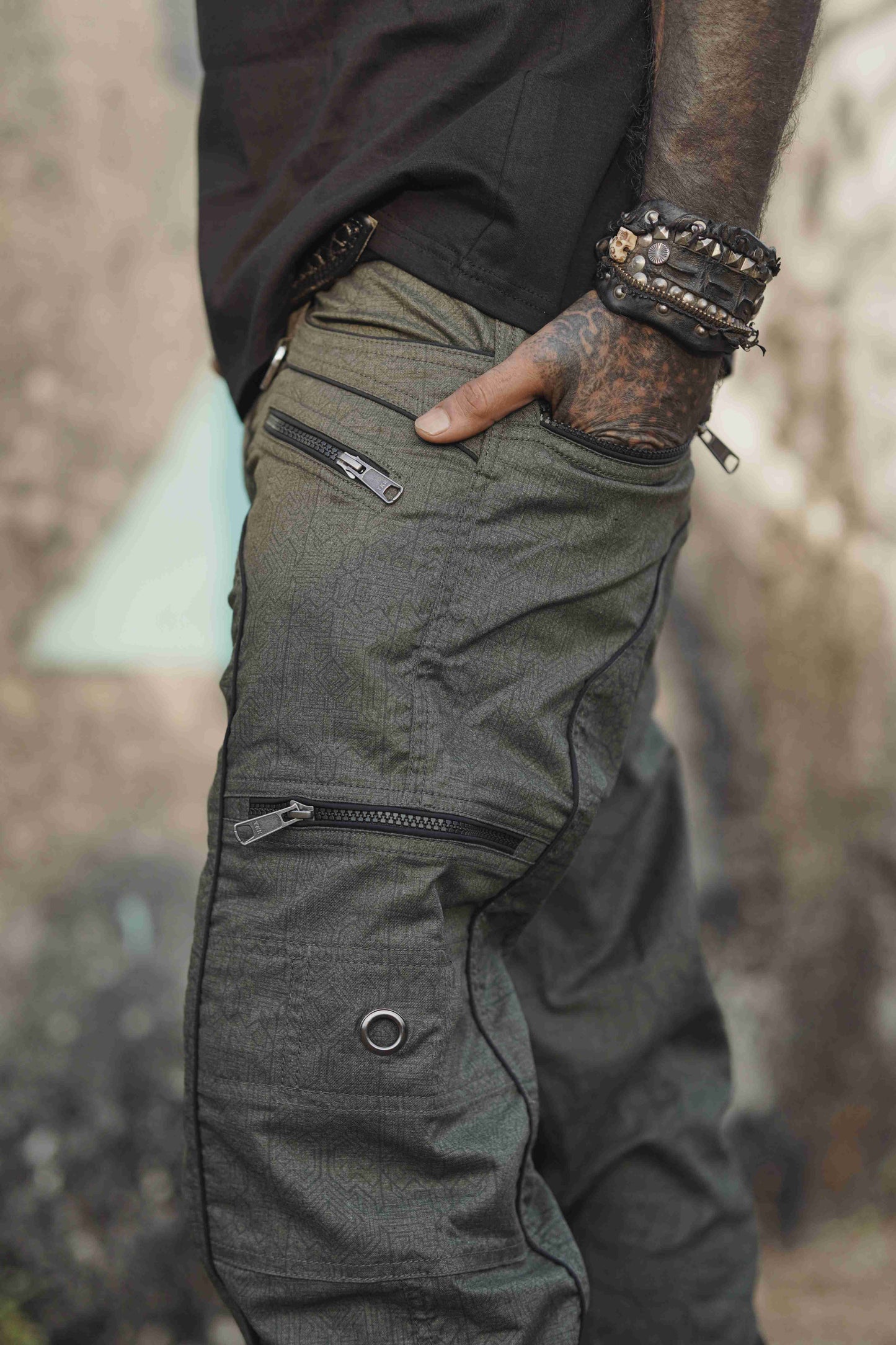 Dragon Codex – Olive Khaki NY Cargo-Hose für Herren | Hose mit abstraktem Muster