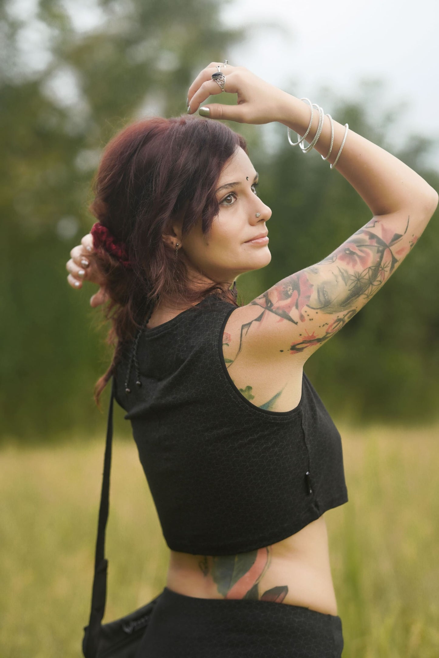 Abstrakter Knoten – Ärmellose Cropped Tops für Damen