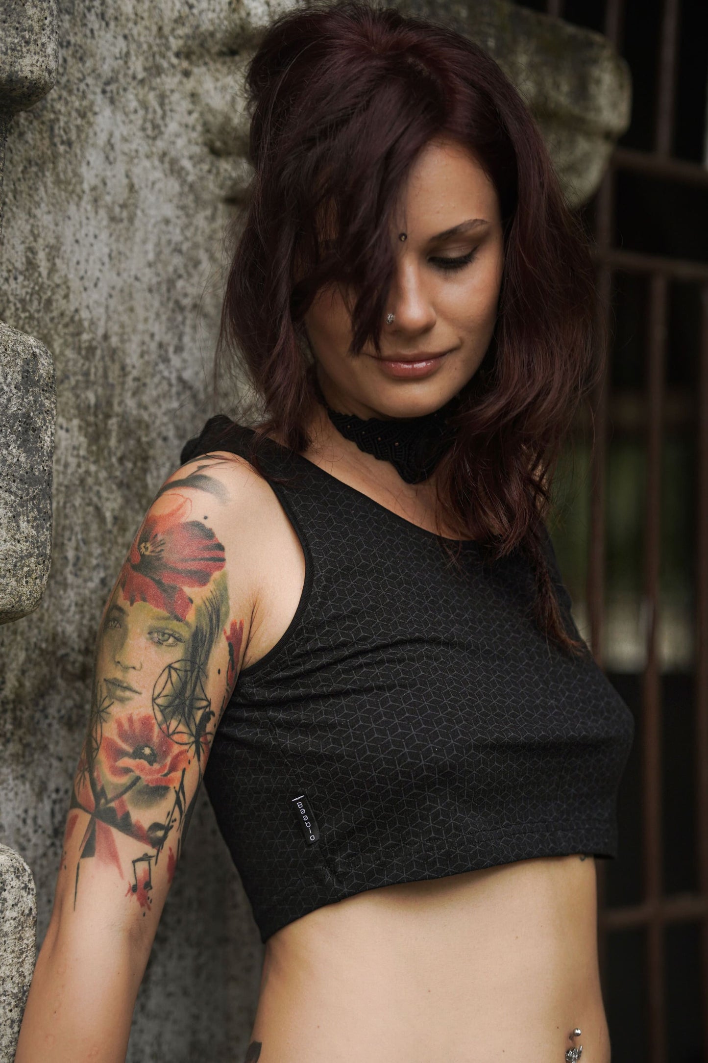 Abstrakter Knoten – Ärmellose Cropped Tops für Damen