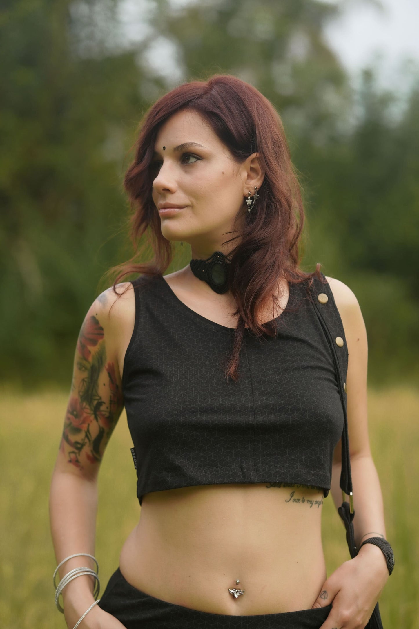 Abstrakter Knoten – Ärmellose Cropped Tops für Damen
