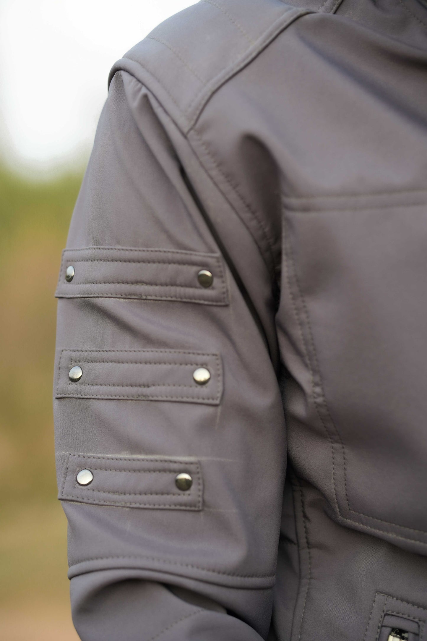 Winddichte Festivaljacke – Armor 2.0 Olivgrüne futuristische Kapuzenjacke