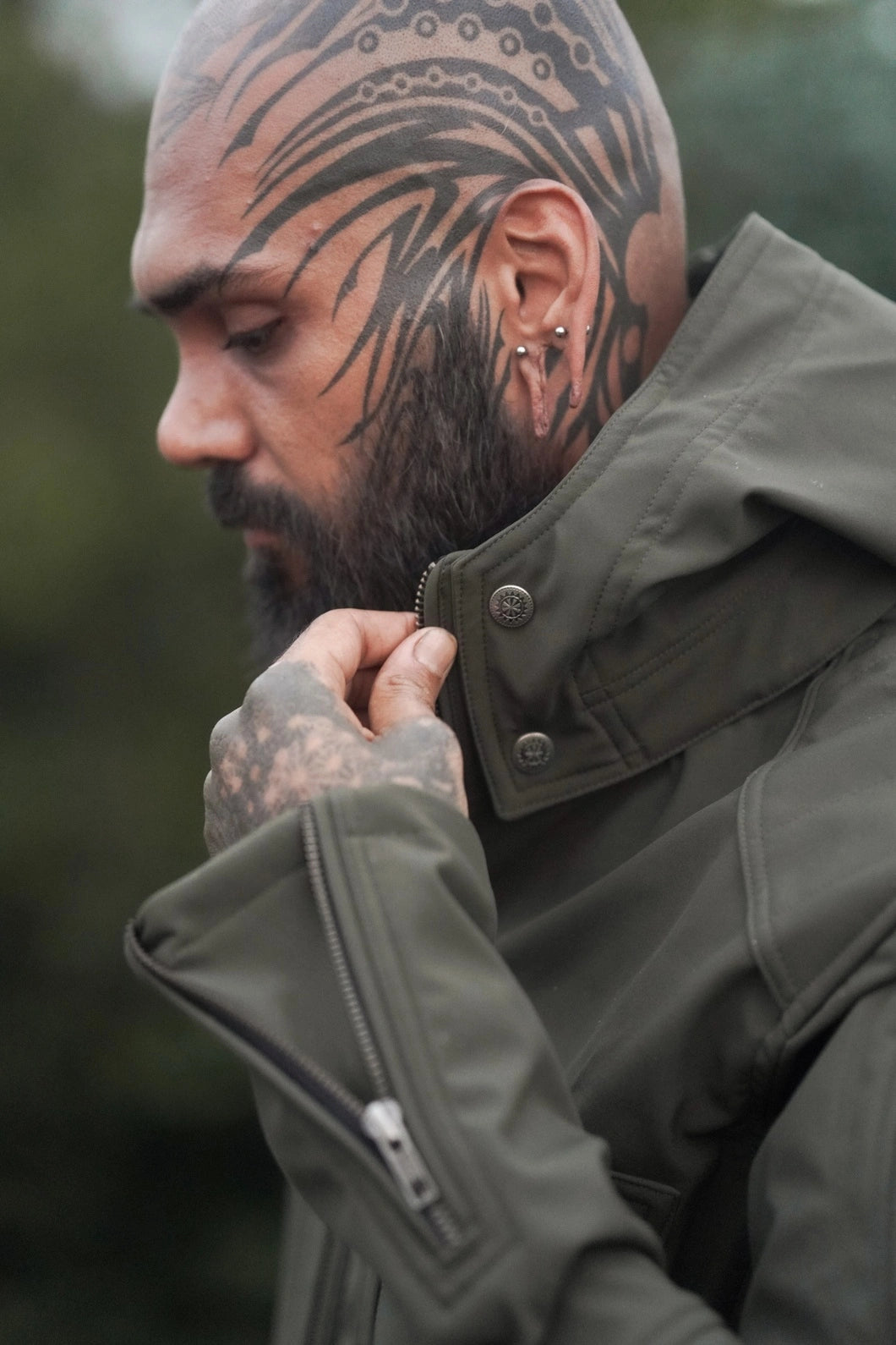 Winddichte Festivaljacke – Armor 2.0 Olivgrüne futuristische Kapuzenjacke
