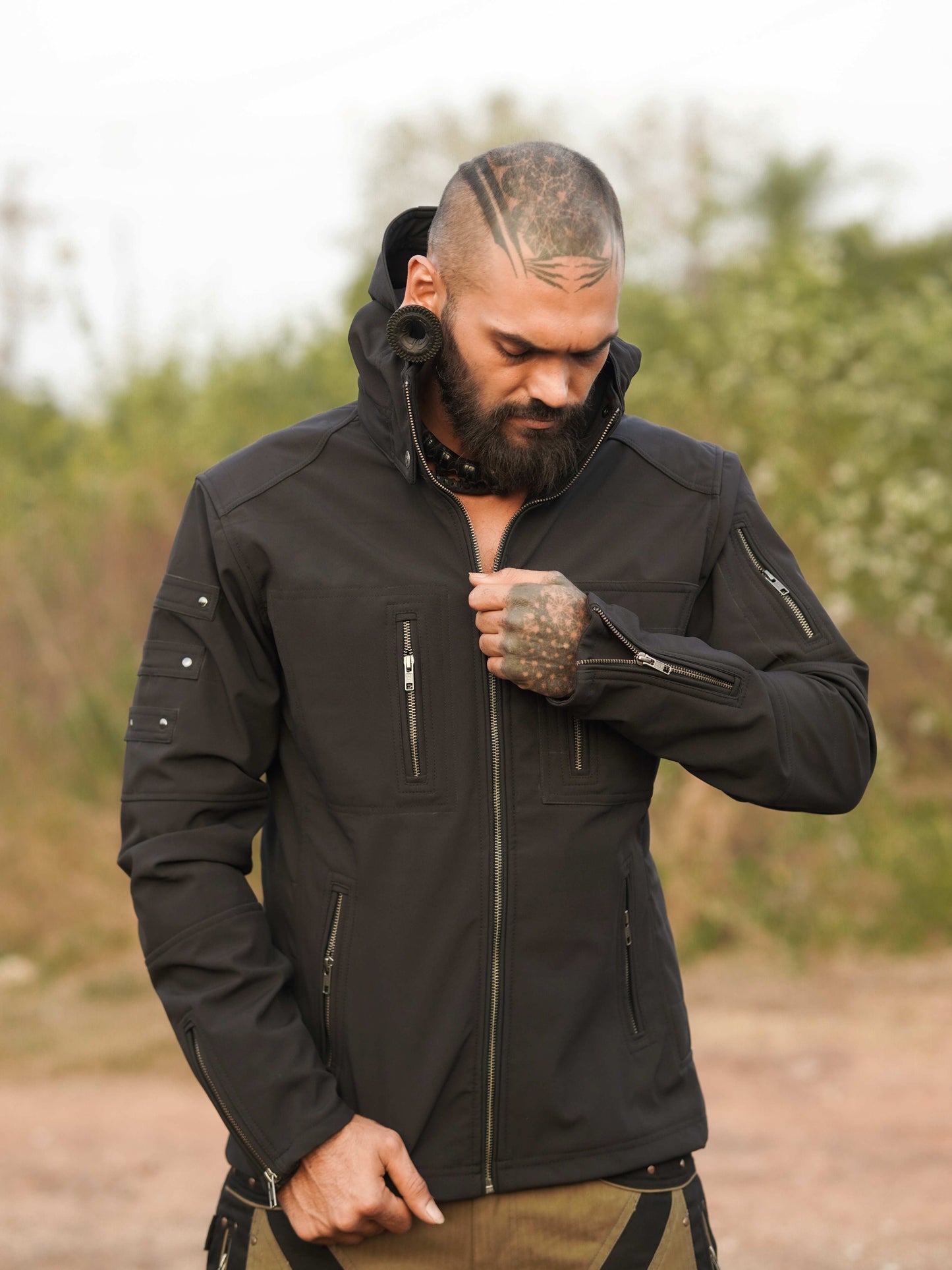 Winddichte Festivaljacke – Armor 2.0 Olivgrüne futuristische Kapuzenjacke