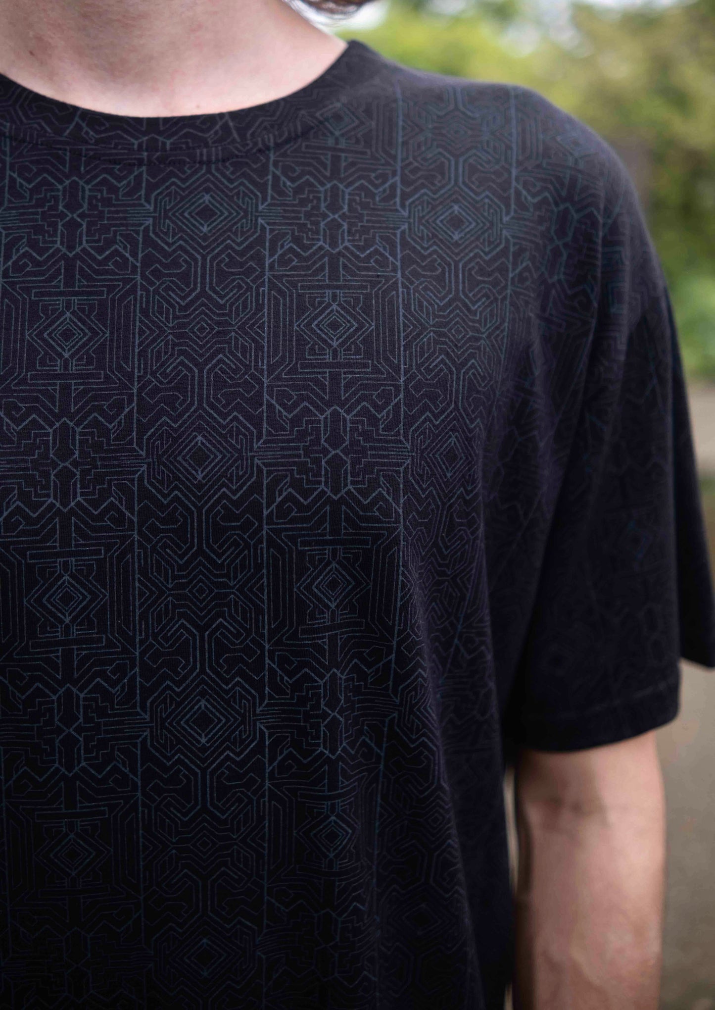 MAGMA CODEX | Psychedelisches schwarzes T-Shirt, vollflächig im Siebdruck bedruckt