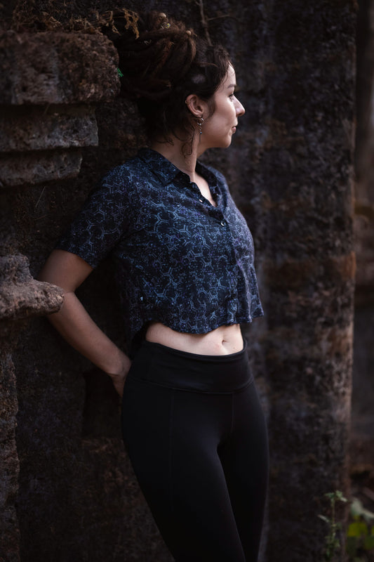 HEXAGON DWELL | Damen Crop-Shirt aus Bambusfaser | Festival Pixie bedrucktes Shirt