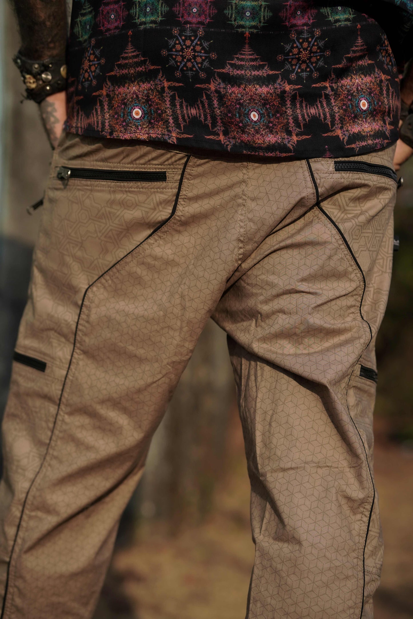 Pythagoras Abstrakt – Karamellbeige NY Herren Cargohose | Hose mit geometrischem Print